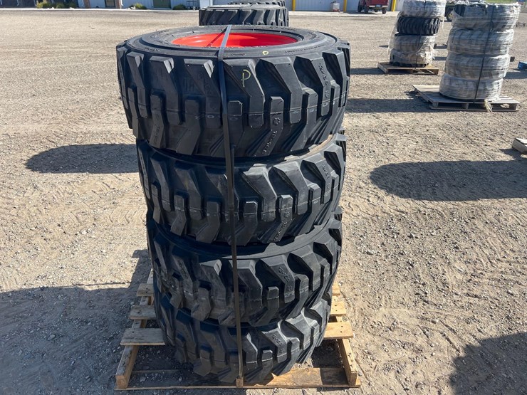 bobcat-heavy-duty-tires-image-3