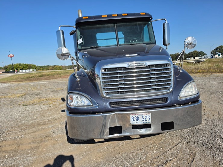 2016-freightliner-columbia-120-image-22