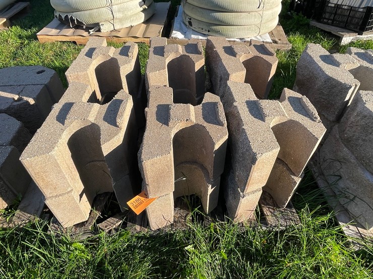 #3186-•-pallet-of-concrete-retaining-wall-blocks-image-2