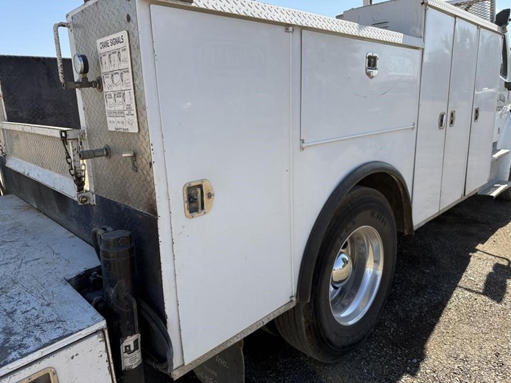 2016-freightliner-mechanics-truck-image-41