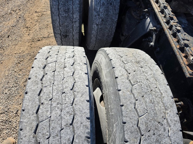 2016-freightliner-columbia-120-image-100