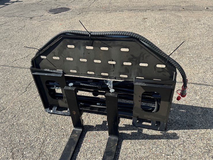 future-skid-steer-side-shift-pallet-forks-image-4