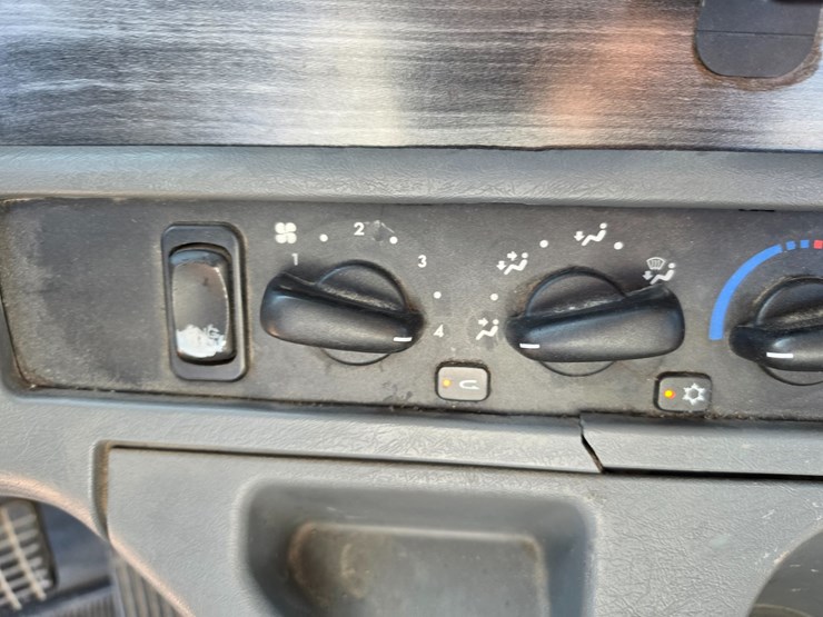 2016-freightliner-columbia-120-image-60