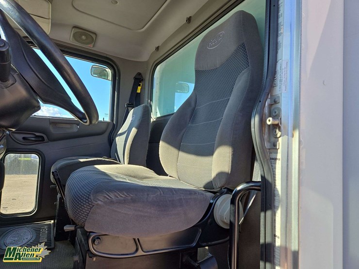 2014-peterbilt-325-image-14