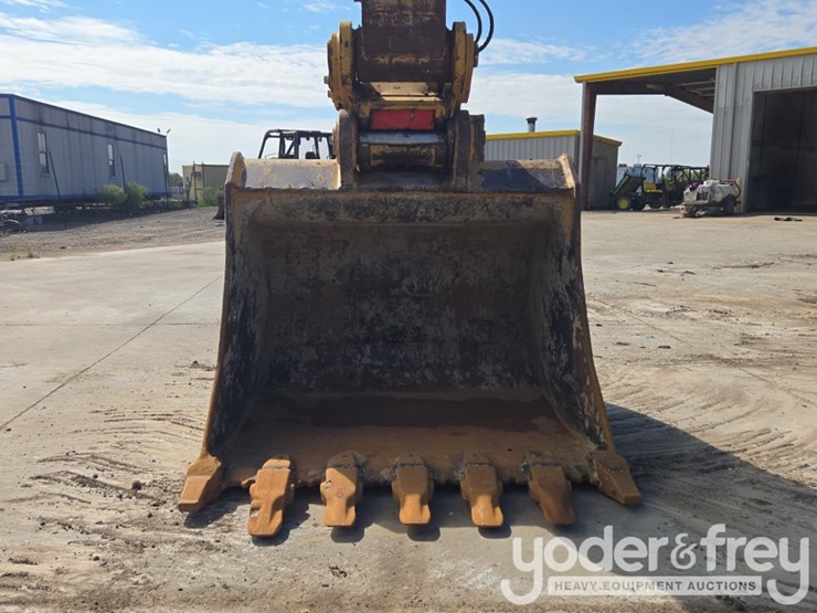 2019-caterpillar-352-image-26