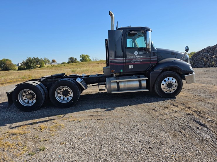 2016-freightliner-columbia-120-image-16