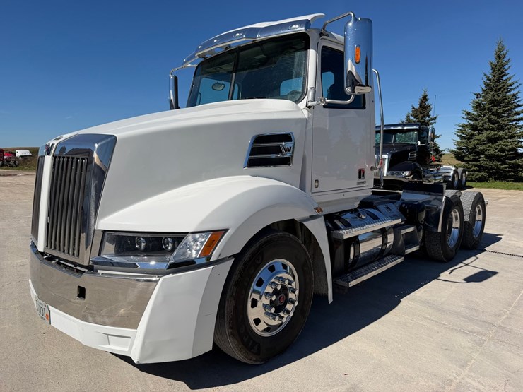 #1726-•-2019-western-star-day-cab-truck-tractor-image-1