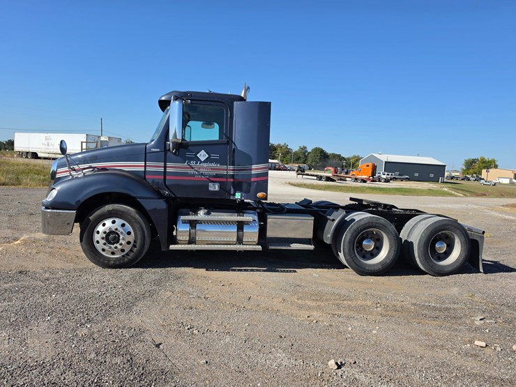 2016-freightliner-columbia-120-image-4