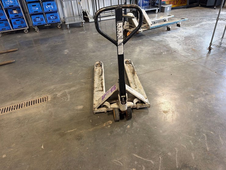 crown-pallet-jack-image-8