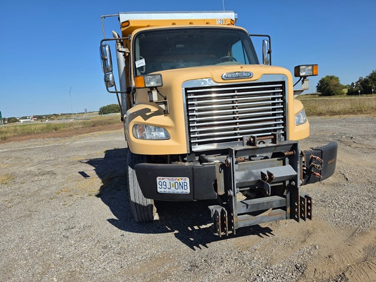2011-freightliner-m2-106-image-21