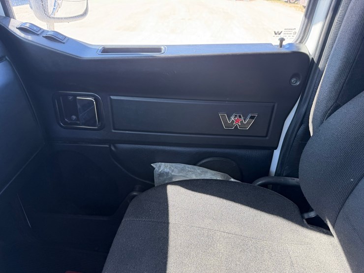 #1726-•-2019-western-star-day-cab-truck-tractor-image-46