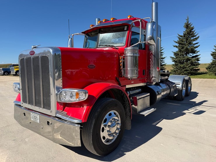 2020-peterbilt-389-image-1
