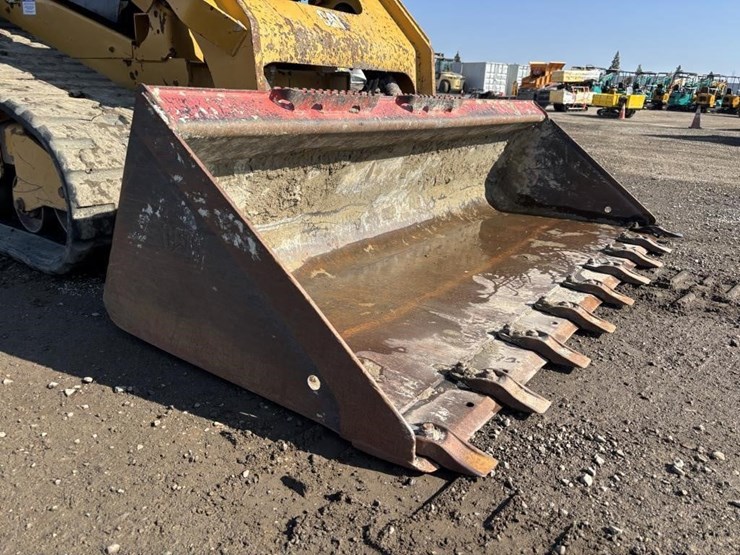2021-caterpillar-299d3-image-11