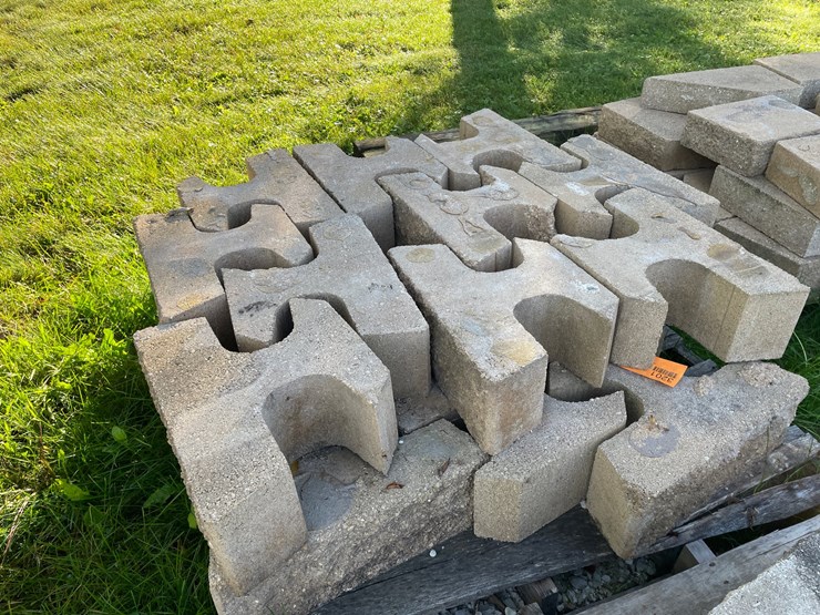 #3201-•-pallet-of-interlocking-concrete-retaining-wall-blocks-image-3