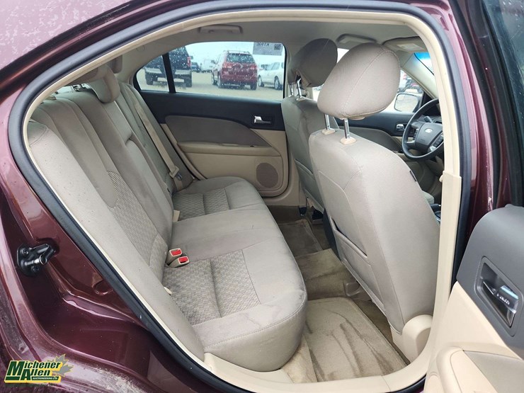 2012-ford-fusion-se-image-17