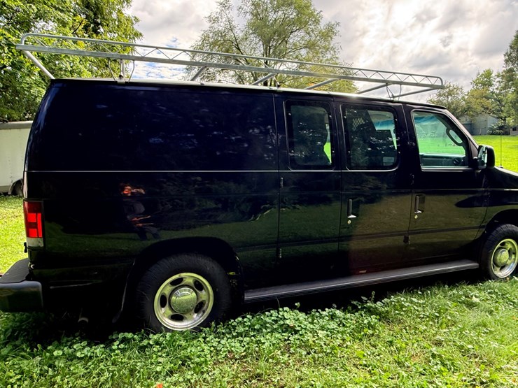 2013-ford-cargo-image-25