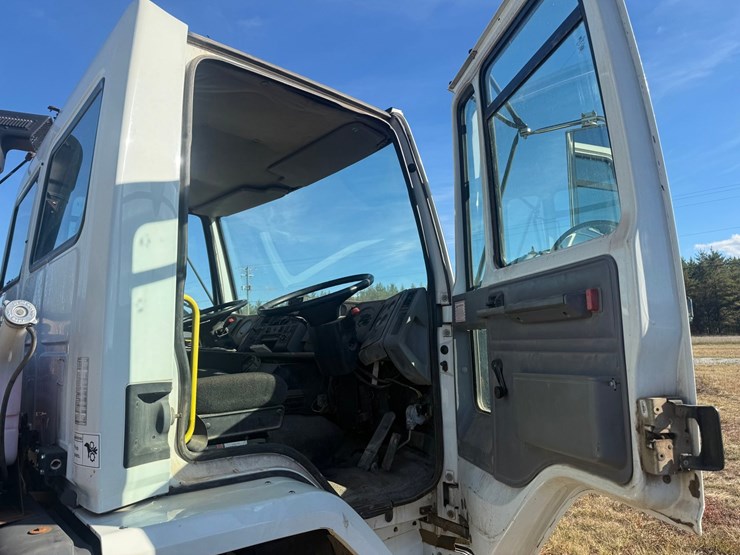 2002-freightliner-fc70-image-66