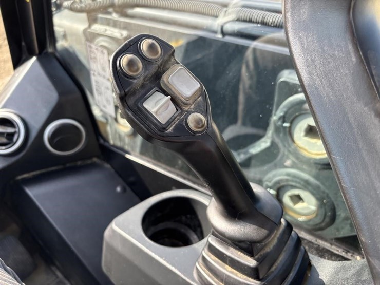 2021-jcb-3ts-8t-image-25