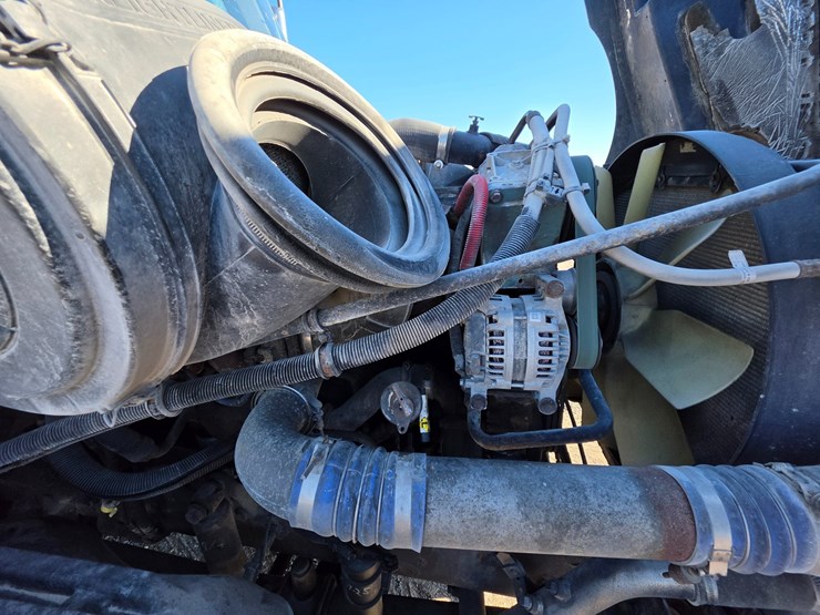 2016-freightliner-columbia-120-image-38