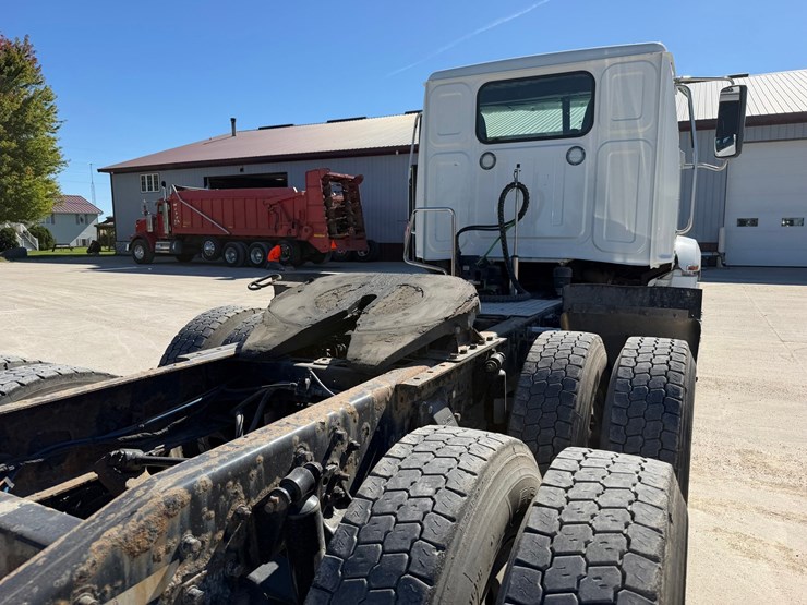 #1726-•-2019-western-star-day-cab-truck-tractor-image-35