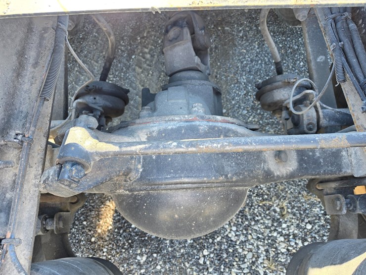 2016-freightliner-columbia-120-image-89