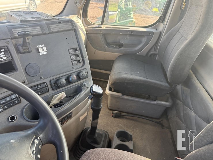 2009-freightliner-cascadia-125-image-16