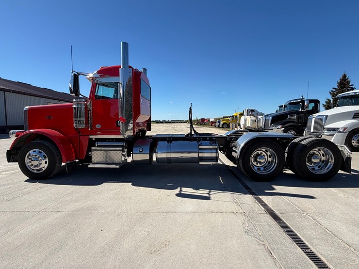 2020-peterbilt-389-image-2