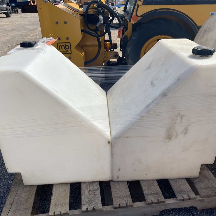 #1832 • (2) Poly Tanks