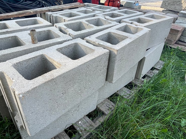 #3204-•-pallet-of-gray-concrete-cinder-blocks-image-5