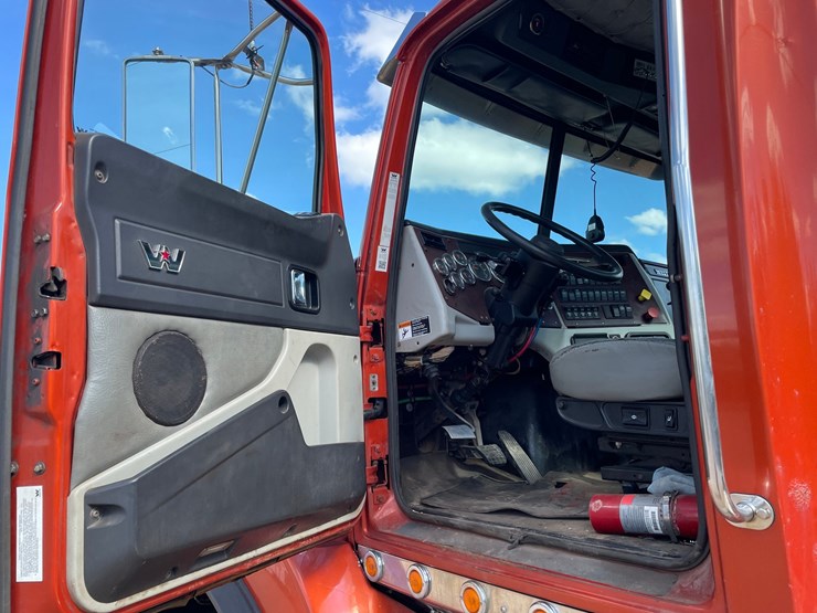 2016-western-star-4900sb-image-69