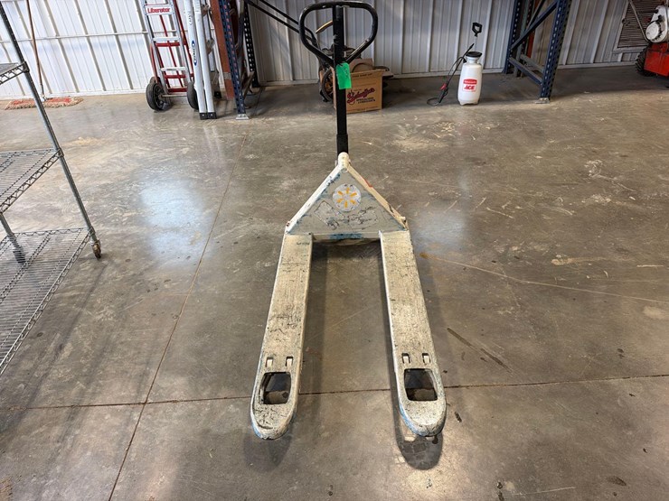 crown-pallet-jack-image-4