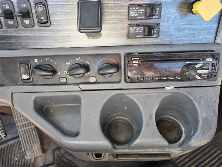 2016-freightliner-columbia-120-image-58
