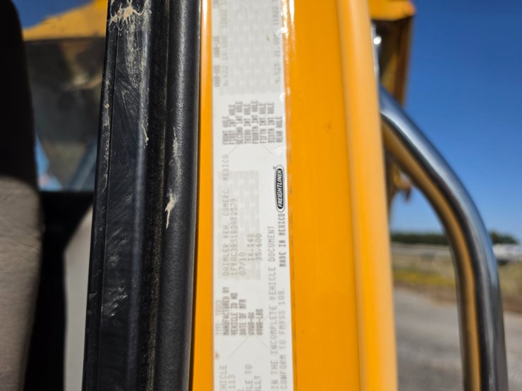 2011-freightliner-m2-106-image-72