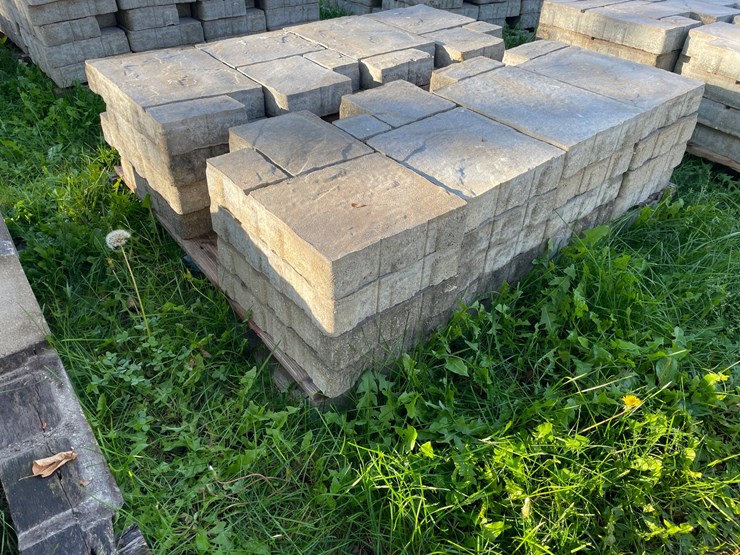 #3188-•-(2)-pallets-of-decorate-concrete-landscape-pavers-image-10