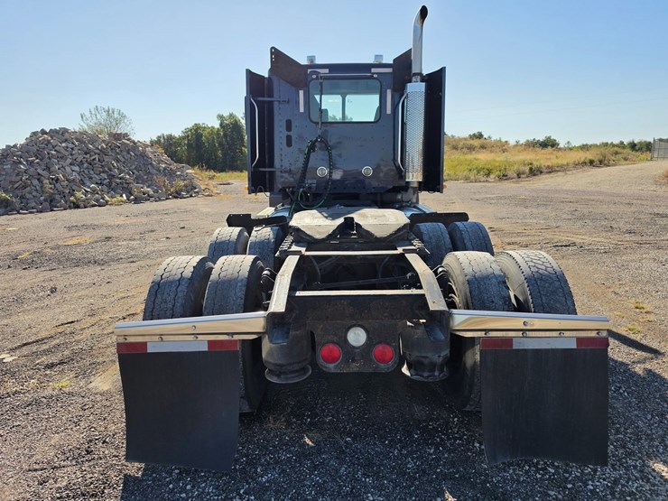 2016-freightliner-columbia-120-image-11