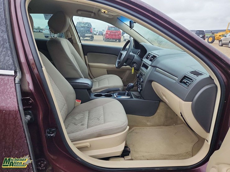 2012-ford-fusion-se-image-18