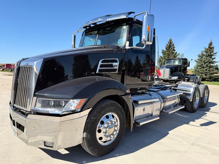 #1727-•-2020-western-star-day-cab-truck-tractor-image-1
