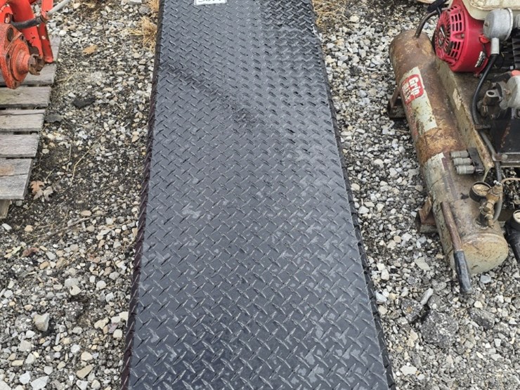 black-diamond-plate-truck-box-image-2
