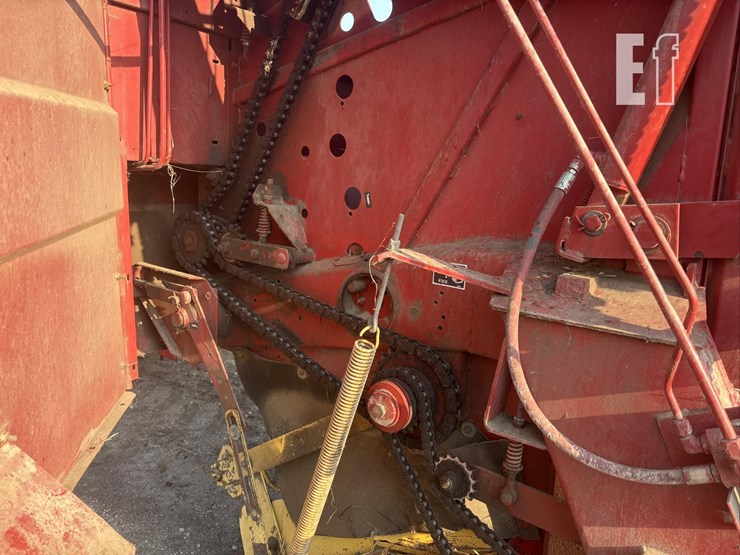 new-holland-660-image-4