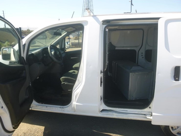 2015-nissan-nv200-image-5