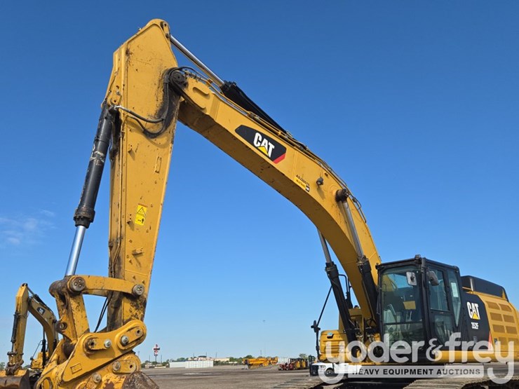 2019-caterpillar-352-image-28