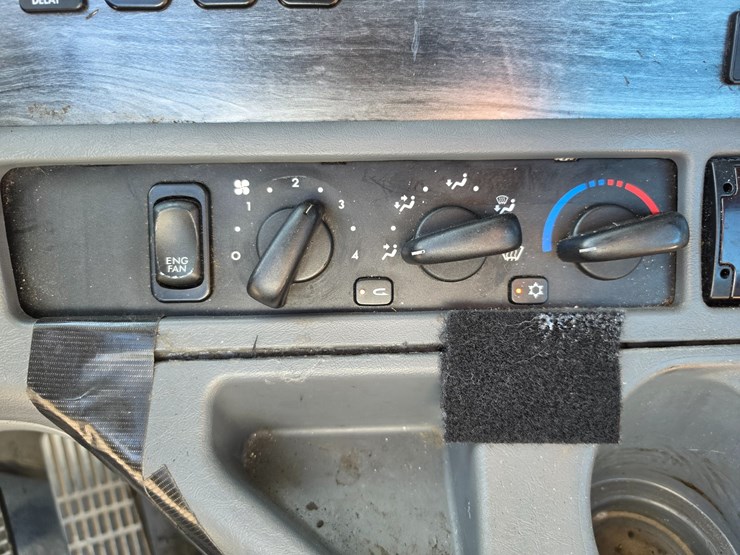 2016-freightliner-columbia-120-image-60