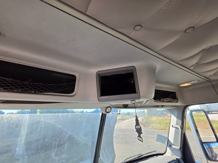 2016-freightliner-columbia-120-image-67