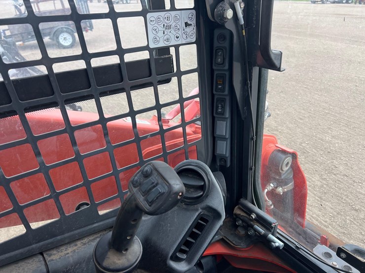 kubota-ssv75-image-13