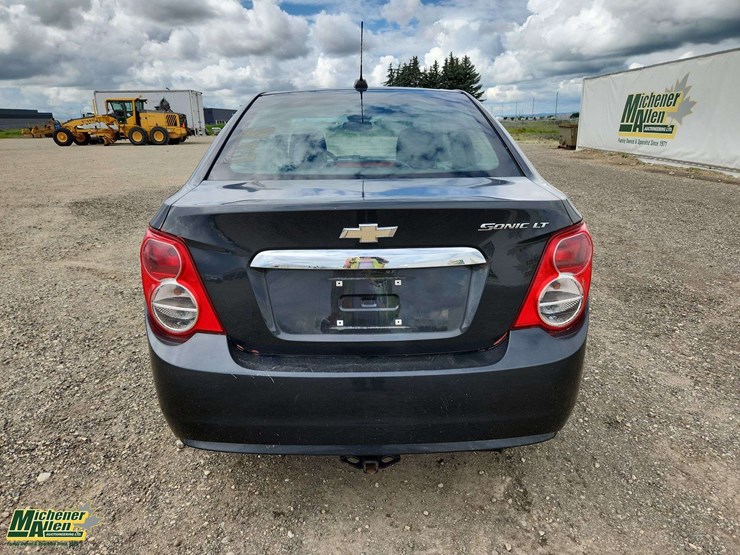 2015-chevrolet-sonic-lt-image-6