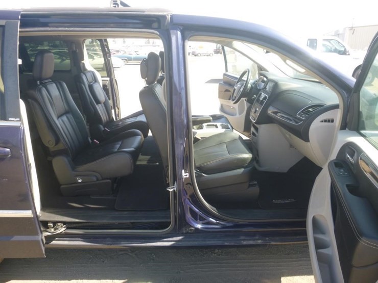 2014-chrysler-town-&-country-image-9