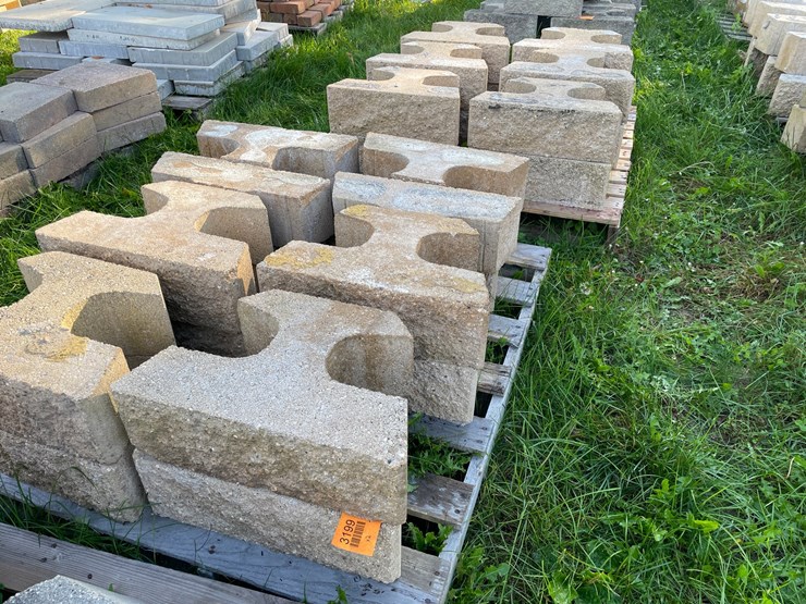 #3199-•-(2)-pallets-of-interlocking-concrete-retaining-wall-blocks-image-2