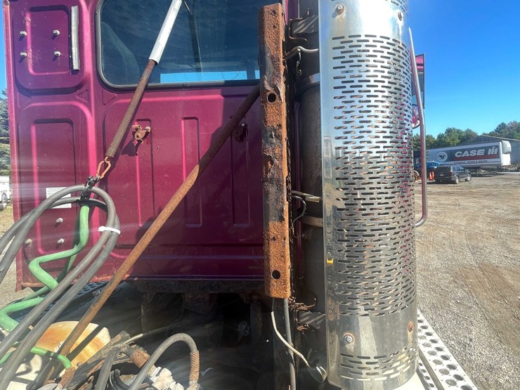 #117-•-2011-western-star-semi-tractor-(has-wi-title)-(forestville,-wi)-image-49