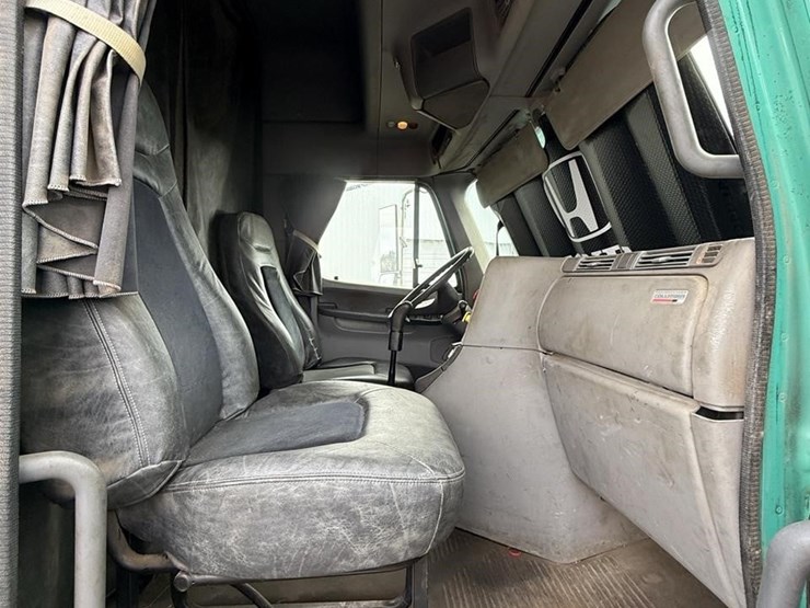 2002-freightliner-image-26