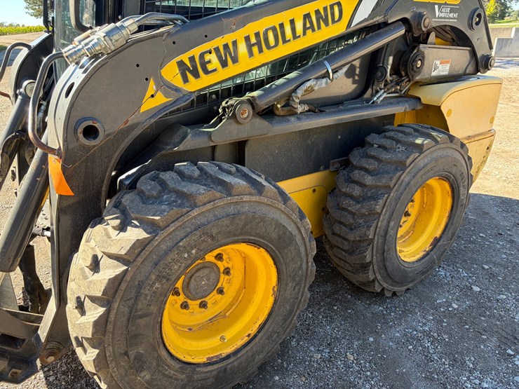 2011-new-holland-l220-image-7